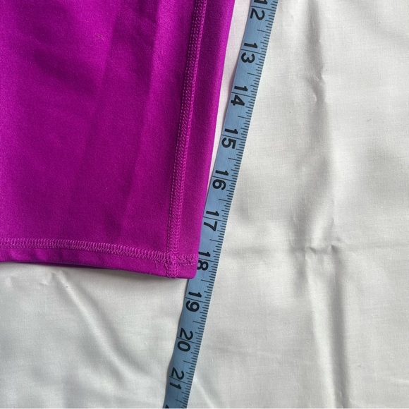ALO Yoga. Size M. Fuchsia Cropped Leggings. - Picture 4 of 5